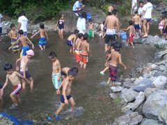 夏休み親子向けイベント「魚のつかみどり体験」開催！とった魚はその場で塩焼き！秩父の自然を満喫