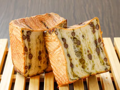 クロワッサン食パン　抹茶と大納言