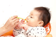 離乳食を食べる赤ちゃん イメージ写真