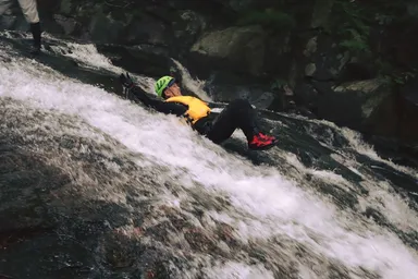 天然のウォータースライダーで