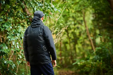 ファンは腰の後ろ側両サイドに搭載