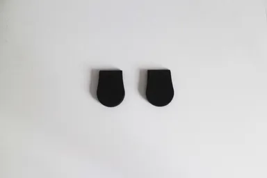 足の間で合わせるマグネットには、シリコンでコーティングされた特注ネオジウム磁石を使用