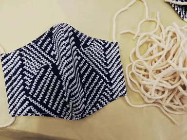 マスク紐は、耳が痛くなりにくいやわらかいオーガニック素材のテープを使用しています。テープは結んでいませんのでご自分のお顔のサイズに合わせて結んでご使用下さい。