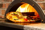 500℃の特製窯で一枚一枚丁寧に焼き上げるピザ