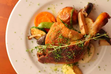 ひまわりチキンもも肉の低温コンフィ(2,310円 税込)