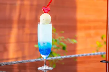 爽やかな青と赤いハートのコントラストが美しい“神秘の龍宮クリームソーダ”