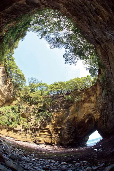 ハート型の天窓が特徴的な伊豆下田の名所“龍宮窟”