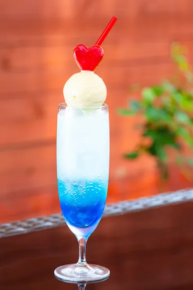 アイスクリームの上には龍宮窟をイメージした可愛い“龍宮クッキー”をトッピング