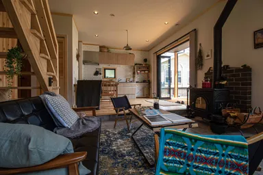 ダイニングはウッドデッキと繋がる作り