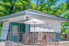 万博記念公園内に2店舗同時オープン！高級チキンナゲット専門店「NUGGET NUGGET」　セレクトショップ ビームスがデザインした憩いの空間「LIVING PARK」＆カフェ「WEST」