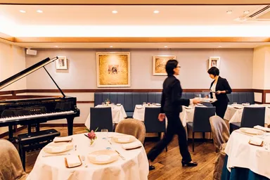 グランドピアノのある店内