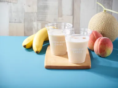 【7/9 発売】左：バナナとアーモンドミルクのスムージー　右：ピーチ＆メロンとアーモンドミルクのスムージー