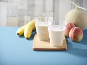 【7/9 発売】左：バナナとアーモンドミルクのスムージー　右：ピーチ＆メロンとアーモンドミルクのスムージー