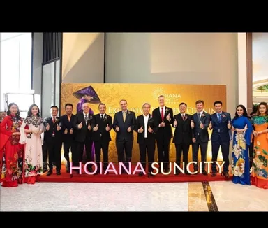 オープニングセレモニーは、ホイアナのドン・ラム会長とスティーブ・ウォルステンホルム最高経営責任者、それから経営陣とともに行われました。