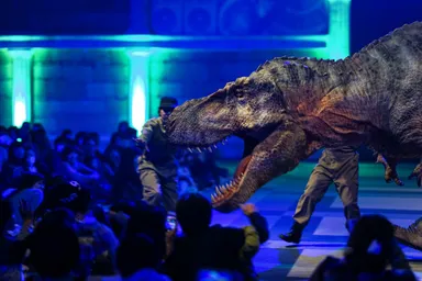 目前に恐竜が！