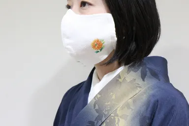 8月の花「ひまわり」が描かれたマスク。花言葉は「愛慕」