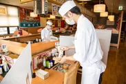 北海道・札幌の人気回転寿司店「海天丸」ではパーテーションでカウンターが区切られている。