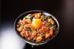 “大盛り丼界のパイオニア”のご当地丼で肉トラベル！7/29 大阪名物『大とろホルモン焼肉丼』を全国のすた丼屋で発売　唐揚げ合盛り&肉量約2倍の“アホ盛り”でGo To 満腹！