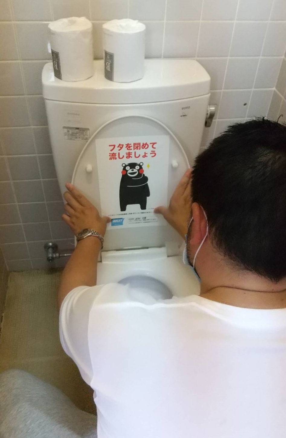 洋式トイレのふた裏に貼るだけ 消臭 抗菌 抗ウイルス機能付きシール アドレット R を人吉市指定避難所へ無償提供 フラッグス株式会社のプレスリリース