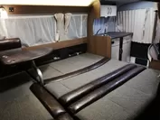 ベッド展開とスウィング式フィン型テーブル