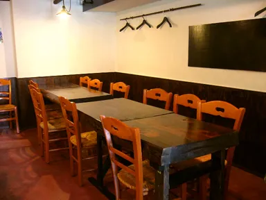 「旨辛鉄板 中洲亭」店内