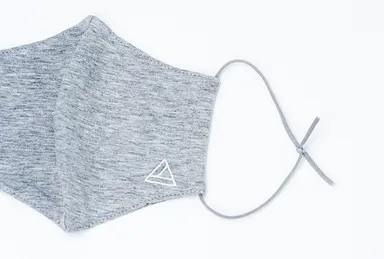 耳ひもでサイズ調節可能