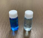 MOFの光触媒作用により分解される前のメチレンブルー水溶液(左)分解後(右)