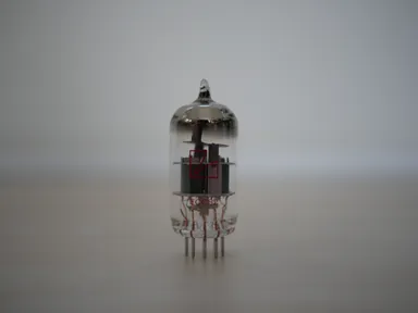 付属の真空管には、高音質を目指したJJ製の真空管 ECC82 を採用。