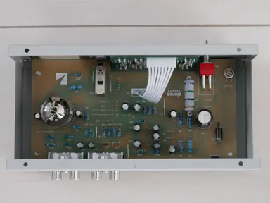 基板と、イコライザーのつまみは、ハーネスでつながれた一体型。