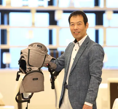抱っこ紐を分解して改良点を洗い出し、これまで約40箇所にのぼる改良を自ら加えて日本独自の進化を生み出してきた　ウインテック代表　松本 健太郎