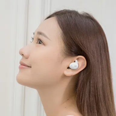 「VERSA」ホワイト着用