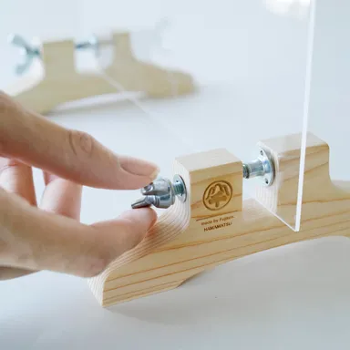 クランプ式のスタンドが板を固定