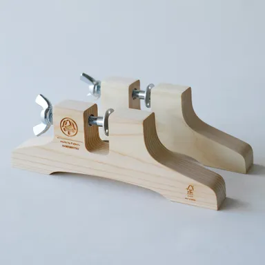 スタンドは2脚一組、Sサイズ・Lサイズの2種類から板のサイズに応じて選択できる