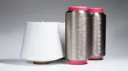 「銀メッキ糸」と綿糸を配合したオリジナルの繊維を使用