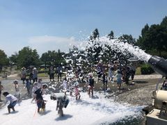 ぐんまフラワーパーク、水や泡で盛り上がる夏の限定イベント「トロピカルウォーターガーデン」開催！8月15日は“疫病退散祈願”手持ち花火大会も開催予定