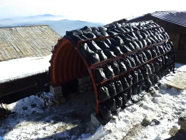 御嶽山に設置されたTOKO防災シェルター