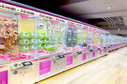 エリア最大設置台数約100台のクレーンゲームが並ぶ明るい店内