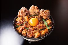 大とろホルモン唐揚げ合盛り焼肉丼　1,080円(税込)