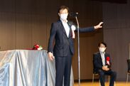 新生ホームサービスが神戸市兵庫区の区民ホールに寄贈したグランドピアノのお披露目演奏会が開催