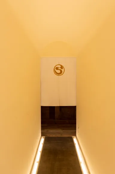 店頭と角打ちをつなぐ廊下