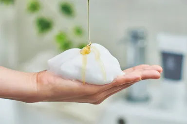 ウォッシングフォームの泡と蜂蜜