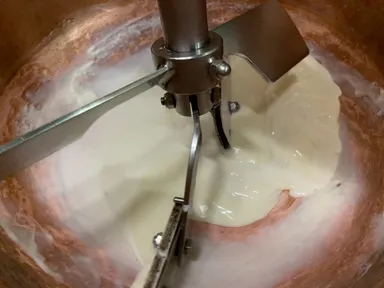 店内で練乳アイスを仕込んでいる様子1