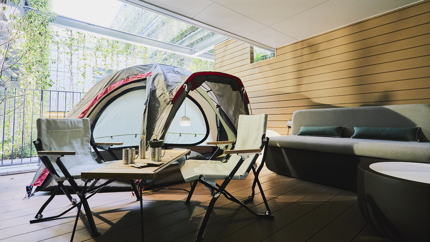 街中のホテルでグランピング気分が味わえる！
客室の開放的なテラスで楽しむ「HOTEL GLAMPING」宿泊プランを販売