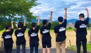 お手製の池田組スタッフＴシャツを着て、映画づくりに参加する福岡県田川市の高校生たち