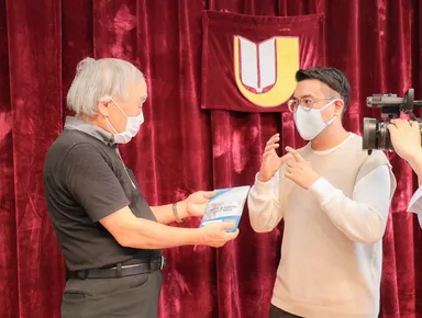 〈マスク贈呈の様子〉厚木市内の保育園にマスクを贈りました