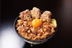 唐揚げ合盛り“肉汁油”すた丼　1,050円(税込)