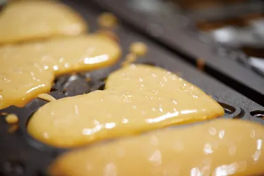 たい焼きのように生地を焼きます