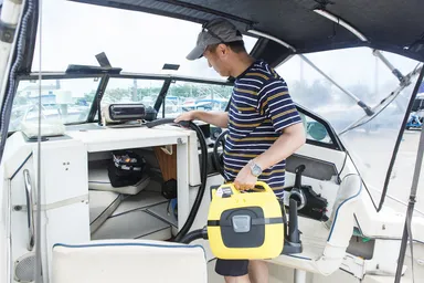 細かいごみは乾湿両用掃除機 WD 1 バッテリーセットで吸引3