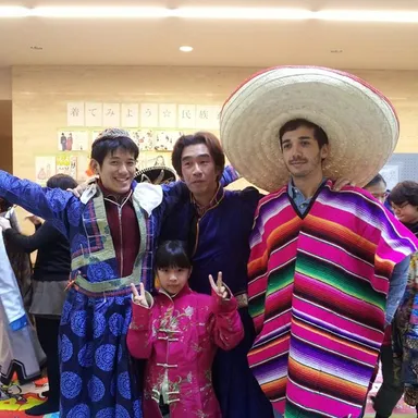 比較・国際教育学や異文化コミュニケーション専門とする東京外国語大学 岡田昭人教授（中央）