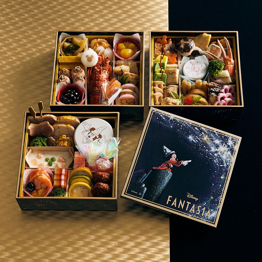 ベルメゾン ディズニーデザイン オリジナル
映画・ファンタジア公開80周年記念限定おせちが登場
「おせち・三段重<ファンタジア>」
8月28日より予約販売受付開始
<ミッキー&ミニー>や<くまのプーさん>
など計4種も